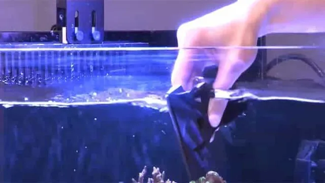 how to clean aquarium glass inside while its full